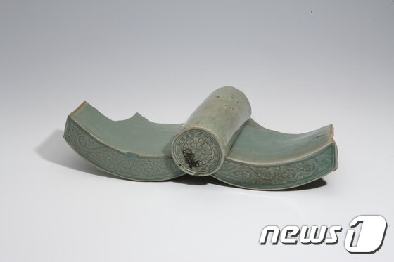 본문 이미지 - 청자기와(고려 12세기, 40.8cm) ⓒ News1