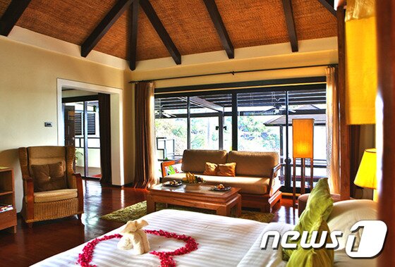 본문 이미지 - 모던 & 내츄럴 베이스’를 바탕으로 설계된 통사이베이 리조트 빌라. 사진 제공/ 허니문리조트 ⓒ News1
