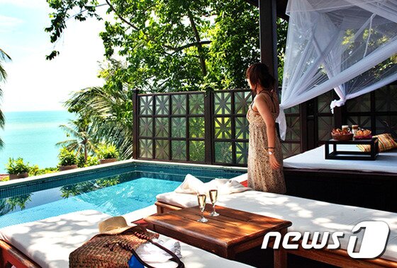 본문 이미지 - 빌라마다 비치된 개인 테라스와 수영장. 사진 제공/ 허니문리조트 ⓒ News1