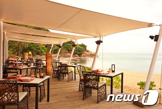 본문 이미지 - 식당 해변가가 보이는 통사이베이 메인 레스토랑 'PO-LAD BEACH BISTRO'. 사진 제공/ 허니문리조트 ⓒ News1