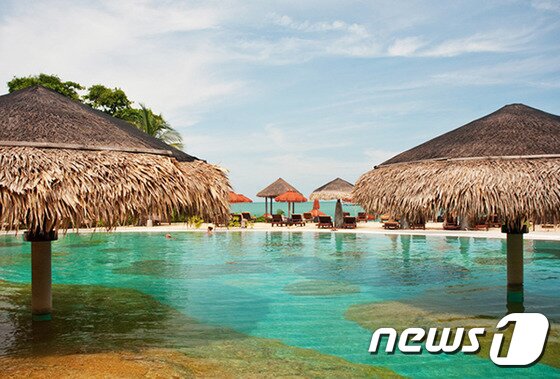 본문 이미지 - 통사이베이의 자랑인 모던과 내츄럴 베이스를 바탕으로 설계된 메인풀. 사진 제공/ 허니문리조트 ⓒ News1