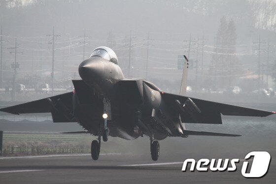 본문 이미지 - 1일 오후 남지 비상활주로에서 F-15K 전투기가 이찰륙 훈련을 하고 있다.2015.12.01/뉴스1 ⓒ News1 이철우 기자