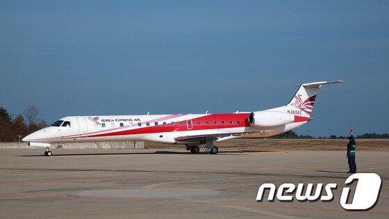 본문 이미지 - 강원 양양공항이 1일 코리아익스프레스에어(제트 여객기, 50인승)를 도입했다. 이 여객기는 각종 절차를 거쳐 내년 김해~양양 노선에 투입된다. 사진은 코리아익스프레스에어 여객기.(양양군 제공) 2015.12.1/뉴스1 ⓒ News1 윤창완 기자