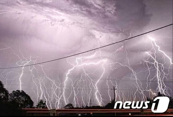 본문 이미지 - 29일(현지시간) 호주 브리즈번에 내리친 번개의 모습.(출처=페이스북)ⓒ 뉴스1