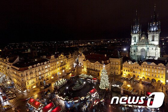 본문 이미지 - 지난 11월 28일 크리스마스트리 점들을 시작으로 개최된 크리스마스 마켓. 사진 출처/ 체코 관광청 ⓒ News1