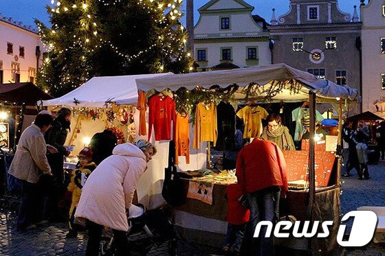 본문 이미지 - 올드타운 관장에서 진핼중인 크리스마스 마켓은 외국인 뿐만 아니라 현지인들에게도 인기다. 사진 출처/ 체코 관광청 ⓒ News1