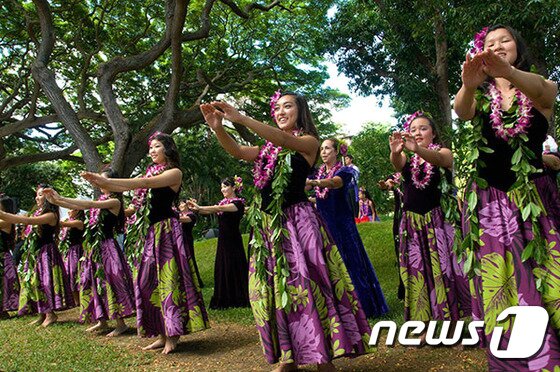 본문 이미지 - 크리스마스 캐럴 합창, 훌라춤 공연, 쿠기 하우스 만들기 워크숍 등 다양한 행사 진행. 사진 출처/하와이 관광청 ⓒ News1