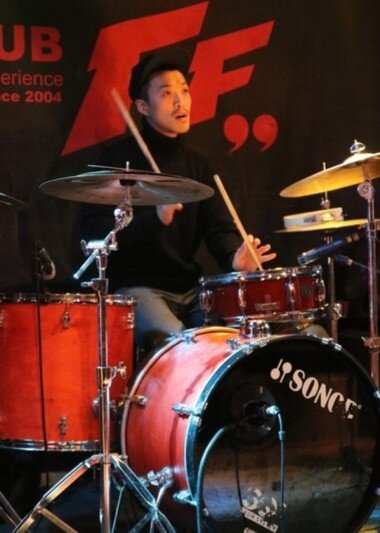 본문 이미지 - 얼스바운드의 드러머 박성국. 재즈 록의 독특한 리듬감이 일품.