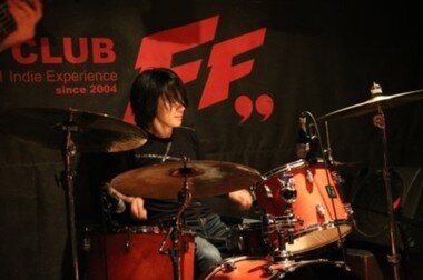 본문 이미지 - 드러머 강대희. 밴드 썬스트록, 쿠바, 히스테릭스, 부기스페셜, ABTB 등에서 드러머로 활동 중.