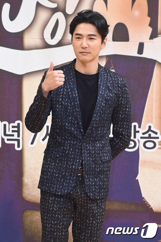 본문 이미지 - 지오디 데니안이 10일 오후 서울 목동 SBS방송센터에서 열린 SBS 일일드라마 '마녀의 성'(극본 박예경 / 연출 정효) 제작발표회에 참석해 포즈를 취하고 있다. ⓒ News1star 고아라 기자