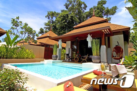 본문 이미지 - 넓은 풀과  고급스러운 인테리어가 도보이는 그랜드 풀 빌라. 사진 제공/ 허니문리조트 ⓒ News1travel
