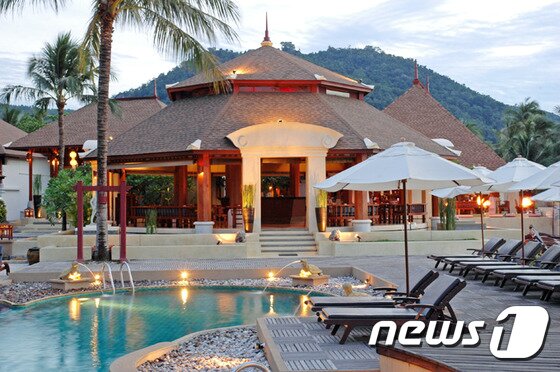 본문 이미지 - 파빌리온의 리조트 식당은 정자풍으로 설계돼 사방이 뚫려있다. 사진 제공/ 허니문리조트 ⓒ News1travel