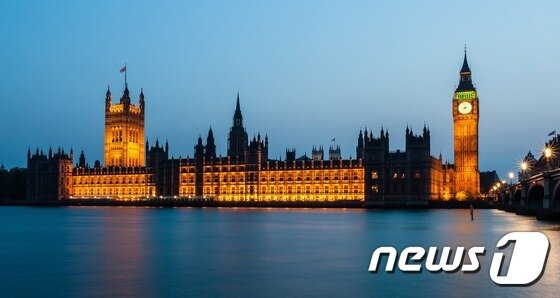 본문 이미지 - 영국의 랜드마크 빅벤과 런던아이에서는 매년 12월 31일 약 25만 명의 인파가 몰려 카운트다운과 함께 화려한 불꽃축제를 즐긴다.  사진 제공/ KRT여행사 ⓒ News1 travel