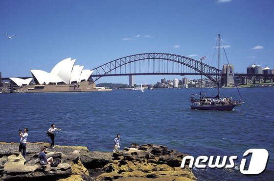 본문 이미지 - 호주 시드니에서는 불꽃축제를 즐기고 나서 시민과 관광객들이 한데 어우러져 다 같이 춤을 추며 새해를 맞는다. 사진 제공/  KRT여행사 ⓒ News1 travel