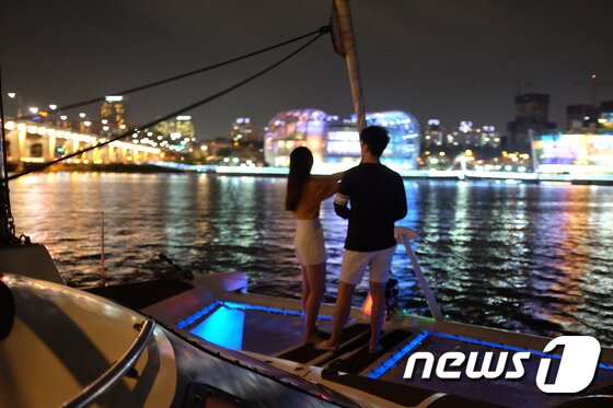 본문 이미지 - 크리스마스 데이트&연말 패키지는 등심&전복 스테이크에 와인 1잔, 요트 세일링 1시간 이용권을 포함해 1인당 10만 원에 제공된다. 사진 제공/ 700요트클럽 ⓒ News1 travel