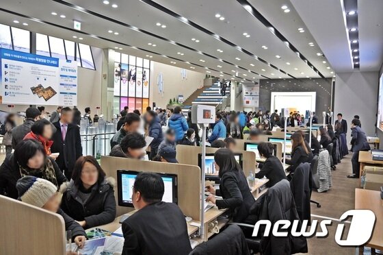 본문 이미지 - 광명역파크자이 2차 모델하우스에서 내방객들이 청약상담을 받고 있다. ⓒ News1