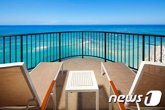 본문 이미지 - 객실에서는 와이키키 해변의 아름다운 경치를 감상할 수 있다. 사진 출처/ 웨스틴 모아나 서프라이더 페이스북 ⓒ News1 travel