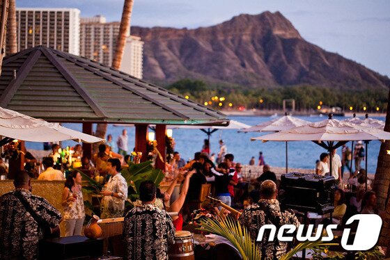 본문 이미지 - 웨스틴 모아나 서프라이더에 머무는 허니무너는 하와이에서 가장 따뜻한 환대 속에 신혼여행을 즐길 수 있다. 사진 출처/ 웨스틴 모아나 서프라이더 페이스북 ⓒ News1 travel