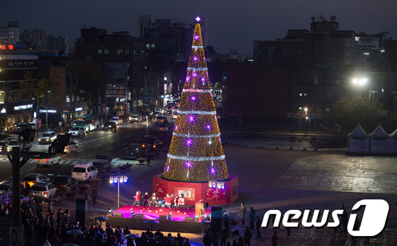 (수원=뉴스1) 이재명 기자 = 11일 오후 경기도 수원시 팔달구 화성행궁 광장에 설치된 대형 성탄절 트리가 환한 불빛을 밝히고 있다. 2015.12.11/뉴스1