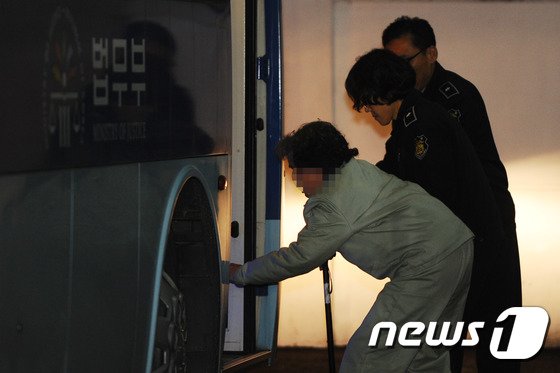 본문 이미지 - 대구지법 제11형사부(부장판사 손봉기)는 2015년 12월 11일 오후 살인 및 살인미수 혐의로 구속 기소된 경북 상주 '농약사이다사건'의 박모(82·여) 피고인에게 무기징역을 선고했다.형을 선고 받은 박 모씨가 법정밖에 있던 호송차에 올라타고 있다.2015.12.11/뉴스1 ⓒ News1 이종현 기자