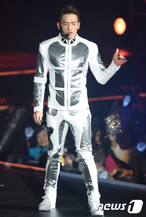 본문 이미지 - 가수 겸 배우 비(본명 정지훈)가 12일 오후 서울 방이동 올림픽공원내 SK핸드볼경기장에서 열린 'THE SQUALL 2015-2016 RAIN in SEOUL' 콘서트에서 멋진 무대를 선보이고 있다. ⓒ News1star 권현진 기자