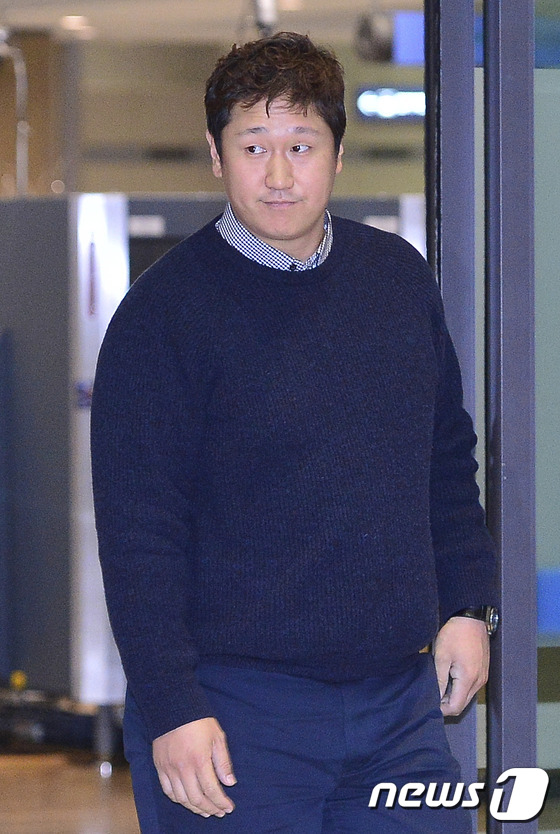 (인천공항=뉴스1) 신웅수 기자 = 메이저리그 윈터미팅을 마친 이대호(일본 소프트뱅크 호크스)가 13일 오후 인천국제공항으로 귀국하고 있다.이대호는 메이저리그 진출을 위해 미국 테 …