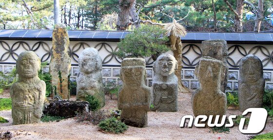 본문 이미지 - 다양한 표정의 옛 돌조각을 자세히 관찰하면 아이, 연꽃, 남근석 등의 상징무늬가 새겨져 있다. ⓒ News1 조용식 기자