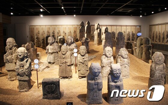 본문 이미지 - 소원 빌기 체험을 할 수 있는 동자관에는 63점의 동자가 익살스러운 표정을 하고 있다. 본래 동자는 묘주와 참배객 사이의 두 세계를 왕래하며 심부름하는 시동의 역할을 해왔다. ⓒ News1 조용식 기자