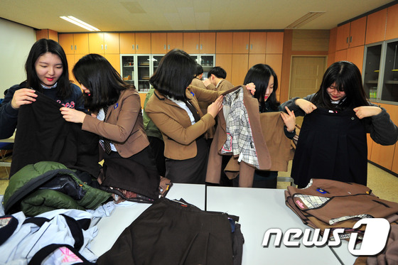 (포항=뉴스1) 최창호 기자 = 14일 오후 경북 포항시 북구 두호고등학교에서 선배들의 사랑과 아껴쓰는 습관을 길러주기 위해 열린 '교복 물려주기'행사에서 2학년 학생들이 선배들의 …