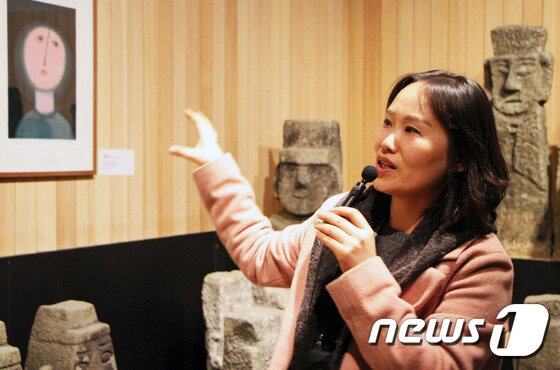 본문 이미지 - 우리옛길박물관의 박지영 학예사는 &#34;1200여 점의 석조유물에는 수복강녕과 길상의 기원을 담은 상징무늬가 곳곳에 새겨져 있다&#34;며 &#34;깨알처럼 숨겨진 상징무늬를 찾는 재미를 느껴보라&#34;는 관람 팁을 말하고 있다. ⓒ News1 조용식 기자