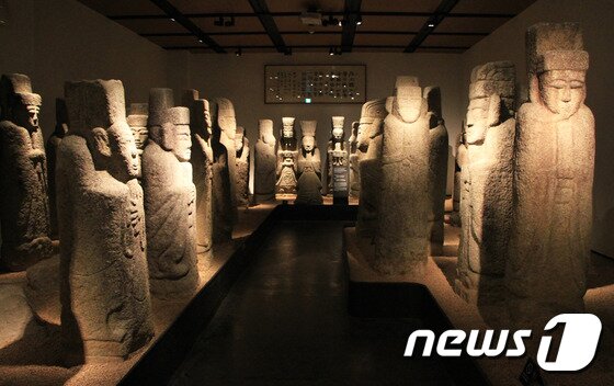 본문 이미지 - 2001년 일본에서 환수해온 70점의 문관석 중 47점이 전시된 환수유물관의 문관석. 양옆으로 문관석이 세워져 있어 중앙을 오가며 왕의 느낌을 경험할 수 있다. ⓒ News1 조용식 기자