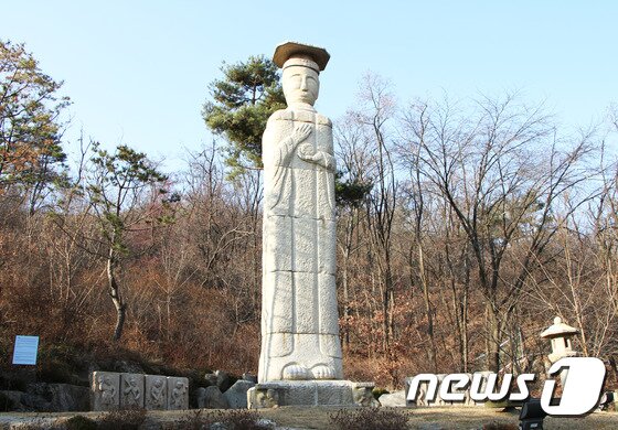 본문 이미지 - 꽃을 들고 미소를 띠고 있는 염화미소. 삼국시대 이래로 왕실에서 민간에 이르기까지 폭넓게 전승된 미륵신앙. 당시 미중들은 미래불인 미륵이 현 세상으로 와 자신들을 구제하여 줄 것을 바라며 미륵불을 곳곳에 세웠다. ⓒ News1 조용식 기자