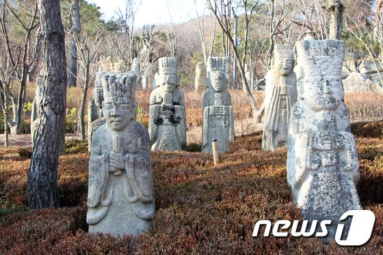 본문 이미지 - 북악산의 자연경관과 우리 옛 돌조각이 조화를 이루고 있는 돌의 정원의 모습. ⓒ News1 조용식 기자