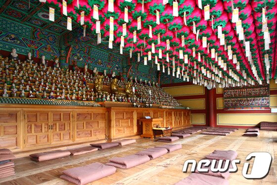 본문 이미지 - 백담사는 만해 한용운 선생이 ‘님의 침묵’과 ‘불교 유신론’ 등을 집필하며 독립정신을 깨달은 장소이며, 전두환 전 대통령 부부는 이곳에서 유배 생활을 하면서 참회를 한 곳이기도 하다. 사진 출처/ 한국관광공사 ⓒ News1 travel