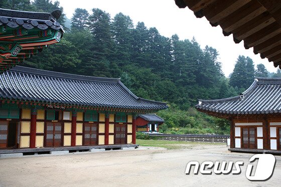 본문 이미지 - 백담사는 내설악에 있는 대표적인 절로 가야동 계곡과 구곡담을 흘러온 맑은 물이 합쳐지는 백담계곡 위에 있어 내설악을 오르는 길잡이가 되고 있다.사진 출처/ 인제문화관광 ⓒ News1 travel