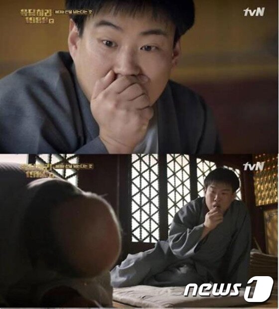 본문 이미지 - 지난주 방송된 tvN ‘응답하라 1988’에서 정봉은 백담사에서 전두환 전 대통령을 만나 경호원에게 끌려나가는 장면이 화제가 됐다. 사진 출처/ tvN 응답하라 1988 화면 캡쳐 ⓒ News1 travel