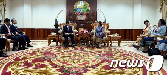 (서울=뉴스1) = 라오스를 공식 방문중인 황교안 국무총리가 14일(현지시각) 라오스 국회의사당에서 파니 야토투 국회의장을 예방하고 있다. (국무총리실 제공) 2015.12.14/ …