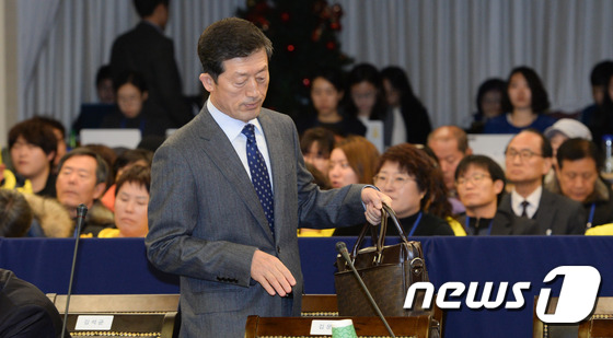 (서울=뉴스1) 허경 기자 = 15일 서울 중구 명동 서울 YMCA에서 이틀째 열린 '4.16세월호참사 특별조사위원회 제1차 청문회'에 김문홍 전 목포해양경찰서장이 증인으로 출석하 …