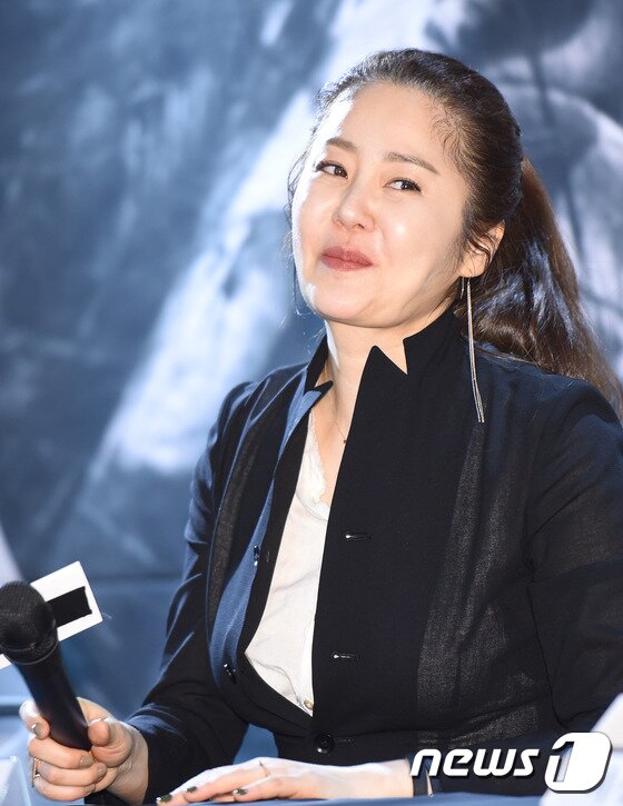 본문 이미지 - 얼마전 사주 보러 갔는데,,, 배우 고현정이 15일 오후 서울 상암 SBS 프리즘타워 컨퍼런스홀에서 열린 SBS 플러스 '현정의 틈, 보일樂말락‘ 제작발표회에 참석해 미소 짓고 있다. ⓒ News1star / 권현진 기자