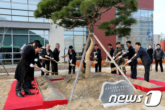 (삼척=뉴스1) 서근영 기자 = 15일 강원도 삼척시 원덕읍 호산리에서 열린 삼척 액화천연가스(LNG) 생산기지 1단계 건설사업 준공식에서 산업통상자원부 채희봉 정책관, 최문순 강 …