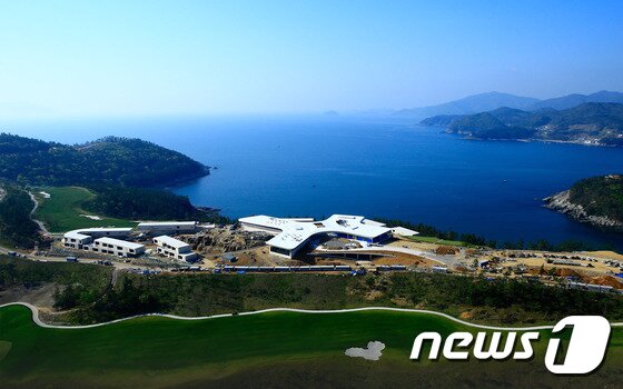 본문 이미지 - 송승헌과 유역비가 지난 10일 유역비의 어머니와 함께 경남 남해 여행을 다녀온 것으로 알려진 가운데, 이들이 묵은 숙소는 남해에 있는 ‘사우스케이프 SPA& SUITE’로 알려졌다. 사진 출처/ 사우스케이프 SPA& SUITE ⓒ News1 travel