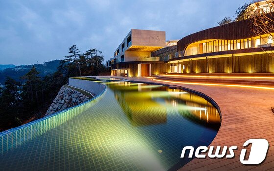 본문 이미지 - 사우스케이프 스파&스위트의 수영장 모습. 사진 제공/ 사우스케이프 SPA& SUITEⓒ News1 travel