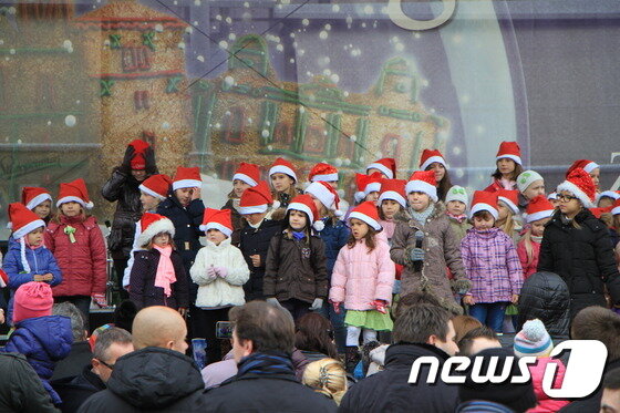 본문 이미지 - 크로아티아의 ‘자그레브 재림절 축제’가 한창인 반 옐라치치 광장의 무대에서 산타 모자를 쓴 어린이들이 합창을 하고 있다.  뉴스1트래블 ⓒ News1 travel 조용식 기자