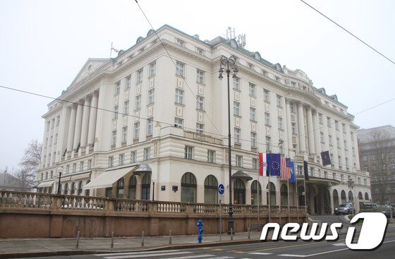 본문 이미지 - 자그레브 중앙역 옆에 있는 '에스플라네이드 자그레브 호텔'. 90년 전통의 5성급 호텔로 크로아티아의 유명인사들이 즐겨 묵는 곳이다. 뉴스1트래블 ⓒ News1 travel 조용식 기자