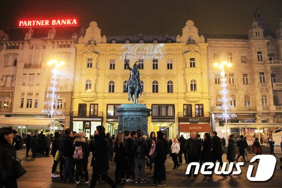 본문 이미지 - 자그레브의 반 옐라치치 광장은 크리스마스마켓을 기념하는 공연이 매일 펼쳐지는 곳이다. 광장 뒤편으로 2016년 새해를 기념하는 네온사인이 걸려 있다. 뉴스1트래블 ⓒ News1 travel 조용식 기자
