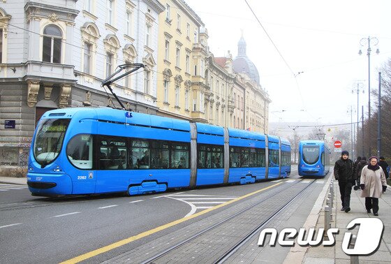 본문 이미지 - 자그레브의 명물인 '트램'. 자그레브 사람들이 대중교통으로 이용하는 '트램'을 탑승하는 것을 추천한다. 뉴스1트래블 ⓒ News1 travel 조용식 기자