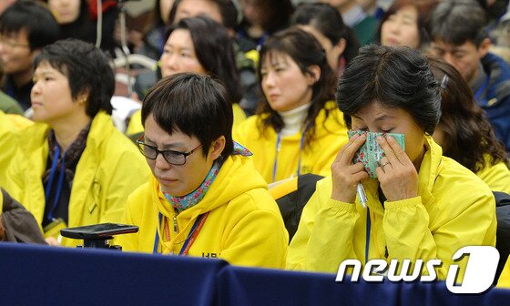 본문 이미지 - 16일 오전 서울 중구 YWCA 대강당에서 열린 4.16세월호참사 특조위 제1차 청문회에서 방청인으로 참석한 유가족들이 참고인으로 출석한 단원고 희생자 아버지의 발언을 들으며 눈물을 흘리고 있다. 2015.12.16/뉴스1 ⓒ News1 박세연 기자