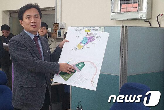 본문 이미지 - 16일 김진태 국회의원(춘천)이 강원도청에서 레고랜드 비리와 관련해 검찰에 신속하고 정확한 수사해 줄것을 요구하는 기자회견을 갖고 있다. 2015.12.16/뉴스1 ⓒ News1 신효재 기자
