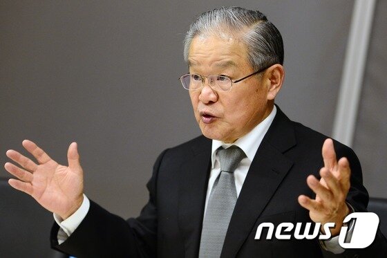 본문 이미지 - 권태신 한국경제연구원 원장이 15일 오후 서울 영등포구 여의도 전국경제인연합회 회관에서 뉴스1과 인터뷰를 하고 있다.2015.12.15/뉴스1 ⓒ News1 민경석 기자