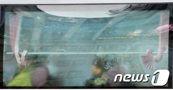 (서울=뉴스1) 임경호 기자 = 17일 오전 서울 종로구 광화문네거리를 지나는 시민들이 올 들어 가장 추운 날씨에 발걸음을 재촉하고 있다. 서울 아침 기온은 영하 7도까지 떨어졌고 …